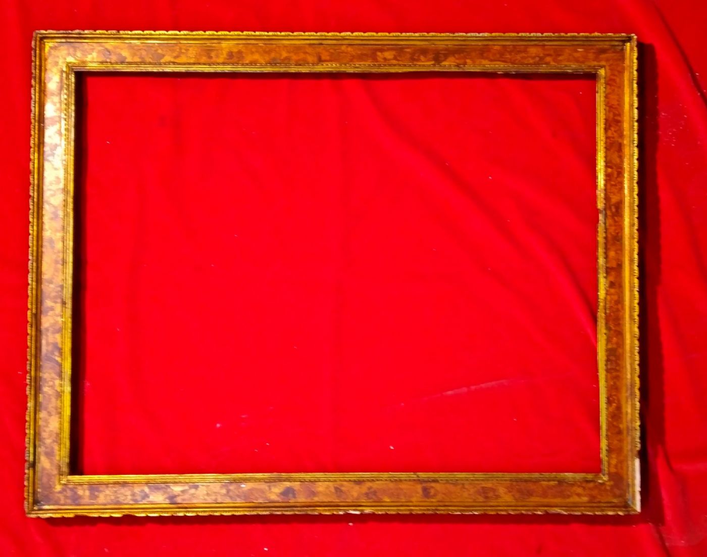 cornice in legno intagliato dorato e laccato a finta radica di noce. XIX° sec. luce cm.53x73 est.cm.67x84